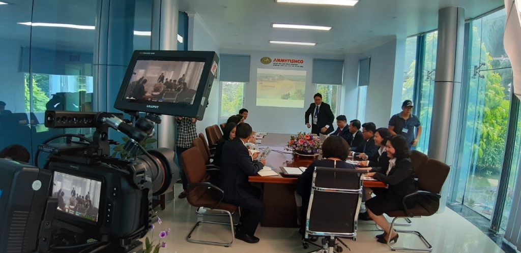 Camera chuyên nghiệp ghi hình buổi họp doanh nghiệp trong bối cảnh văn phòng.