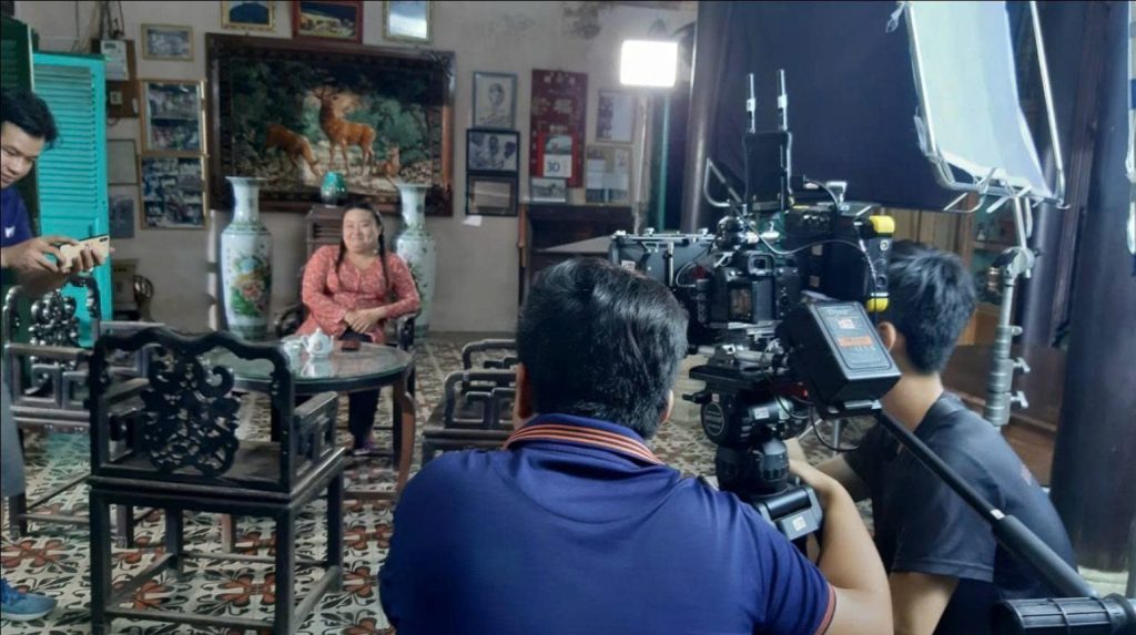 Ekip quay phỏng vấn doanh nghiệp với camera, monitor và hệ thống ánh sáng.