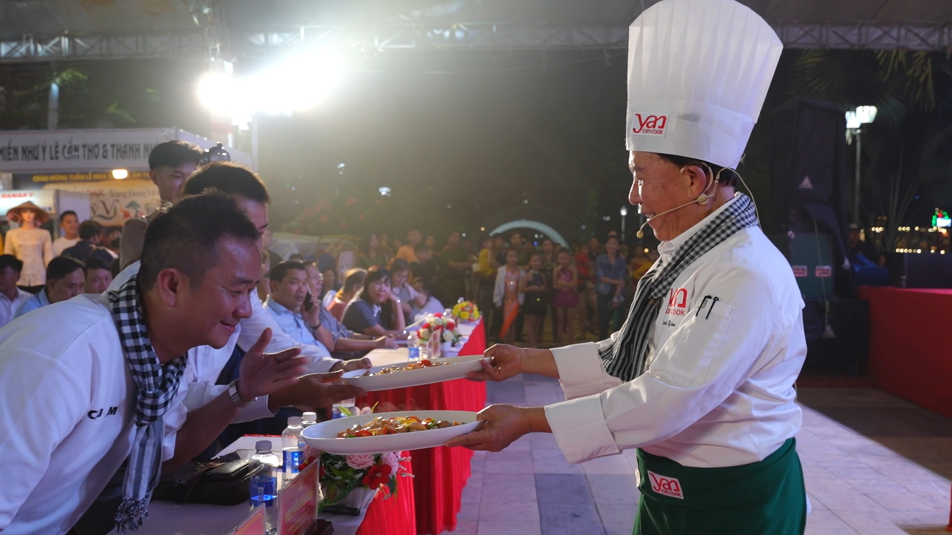 Martin Yan giao lưu và phục vụ món ăn cho khách mời tại Mỹ Vị Tây Đô Cần Thơ