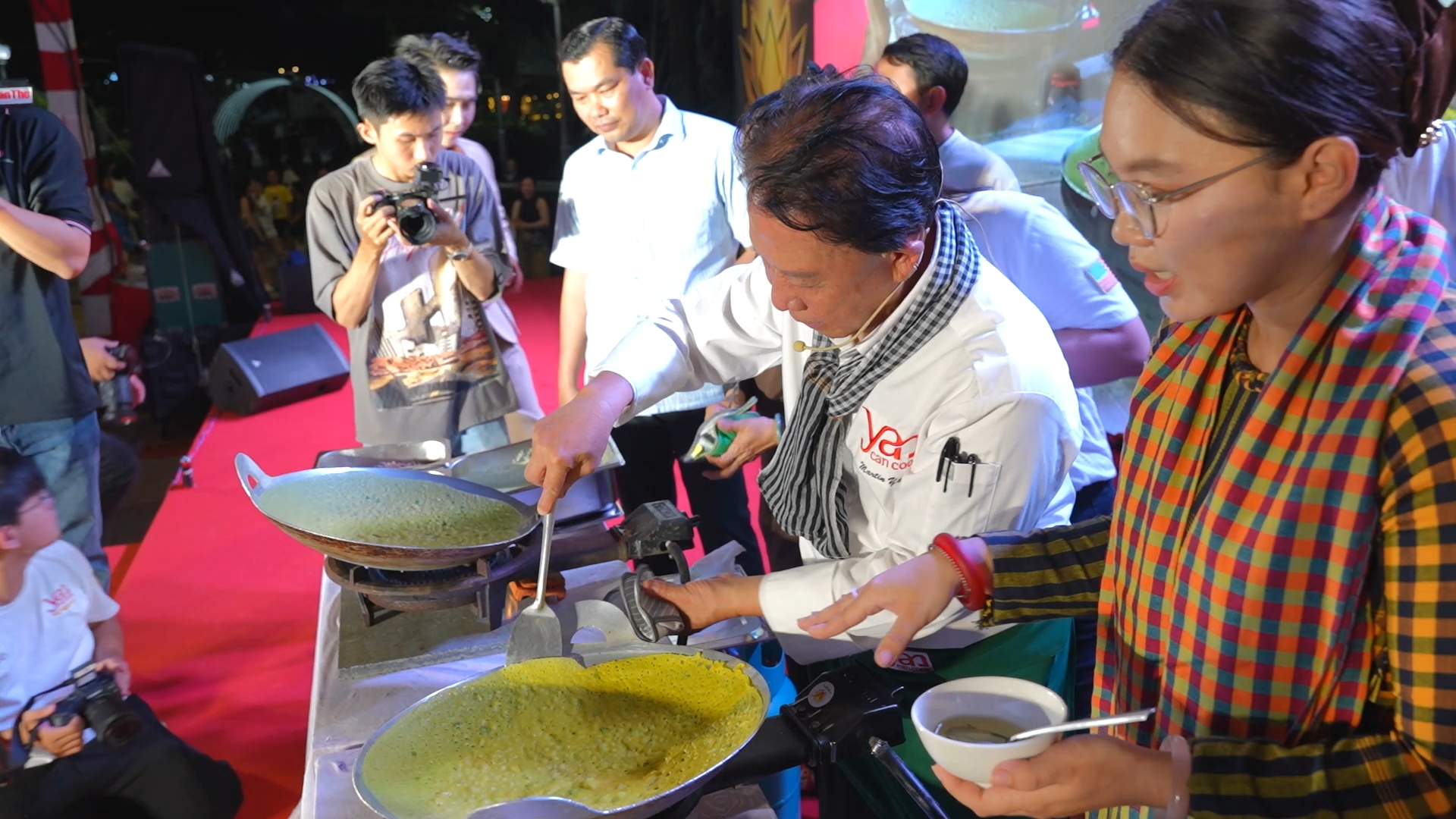 Đầu bếp Martin Yan trình diễn ẩm thực tại sự kiện Mỹ Vị Tây Đô ở Cần Thơ