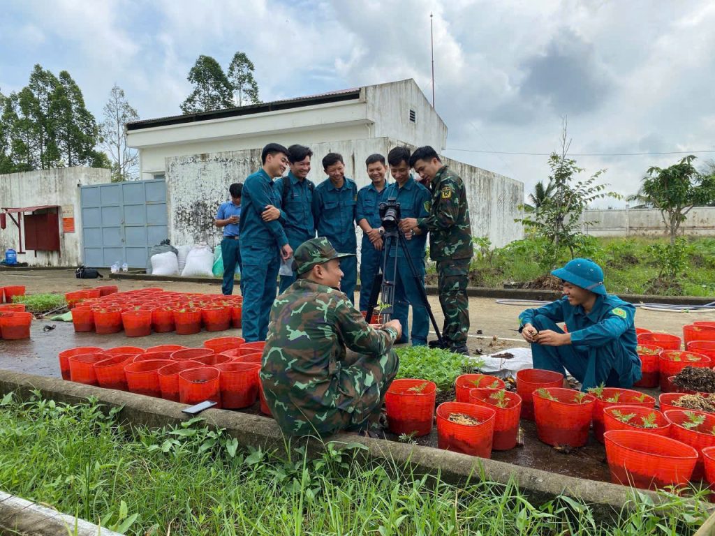 Các chiến sĩ thực hành sử dụng camera trong buổi training quay chụp tại Huyện Đội Quận Cái Răng, Cần Thơ.