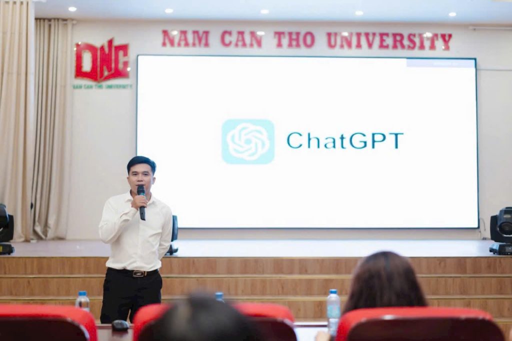 Ngọc Trai Media trình bày nội dung ứng dụng ChatGPT trong buổi training tại Đại học Nam Cần Thơ.