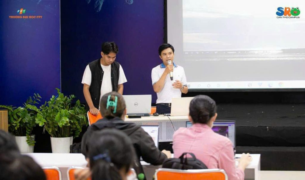 Ngọc Trai Media trực tiếp hướng dẫn trong buổi training thực hành tại Đại học FPT.